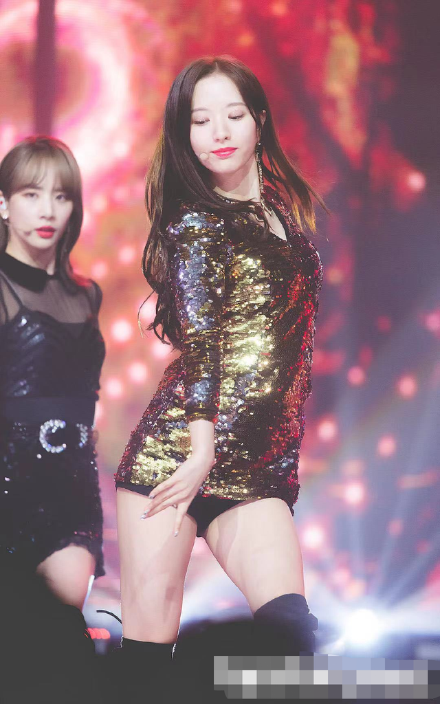 韩国女团舞台被指博眼球,表演服走光露打底裤,镜头专盯裙底拍