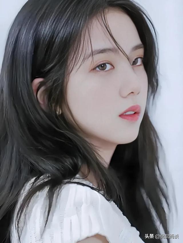 韩国一线女团金智秀新动向解析，粉丝热议背后的故事。