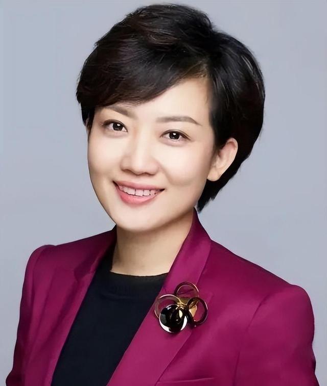 央视美女主持人王端端：嫁同行丈夫表示很幸福，直播落泪遭人质疑