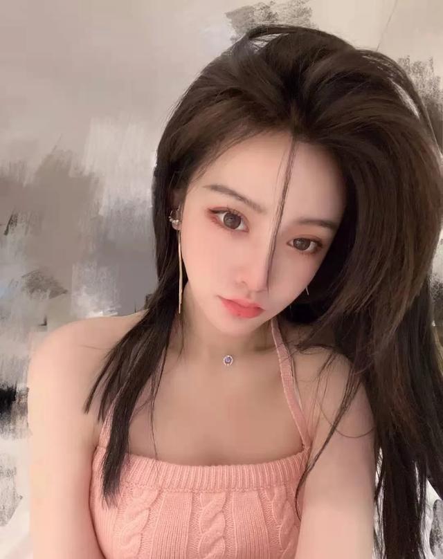 睡衣男子突然在镜头前，女主播调侃是修水管的，随后又改口弟弟？