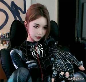 虎牙女主播裤子(CSGO女主播穿皮衣整活，要把买的衣服送观众？结果直接被超管拿下)