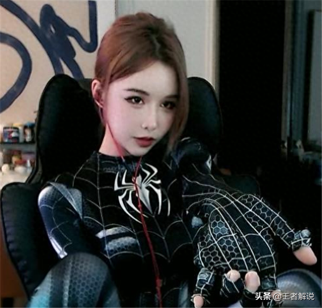 CSGO女主播穿皮衣整活，要把买的衣服送观众？结果直接被超管拿下