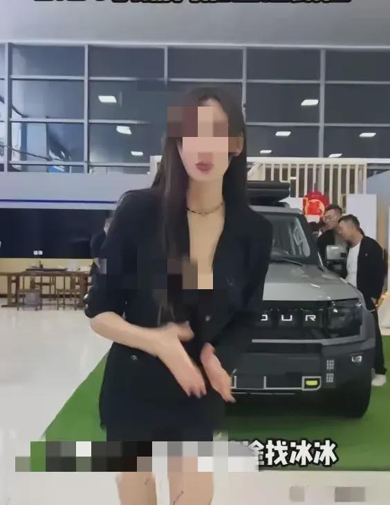 汽车销售女主播直播期间多次露裙底，大尺度，网友：不擦边谁看？