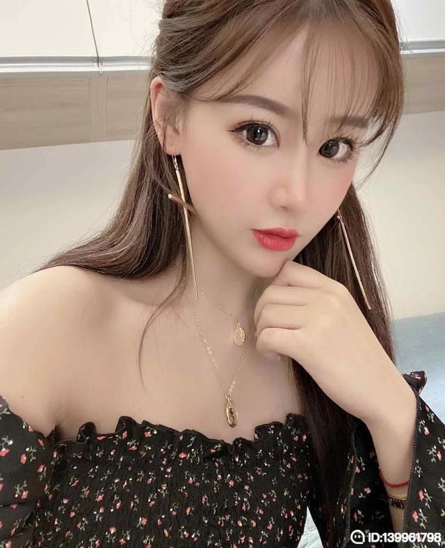 陌陌万能美晗尝试新特效，分身热舞让人大开眼界