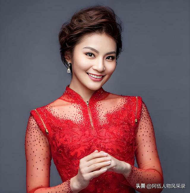 连续14年霸屏中秋!央视‘隐形一姐’真实身份曝光,背景太吓人!