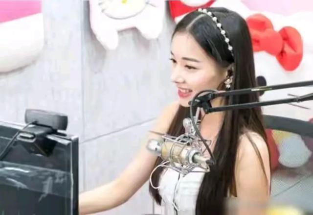 女主播忘关摄像头,换衣全过程被直播,画面让人不堪入目,