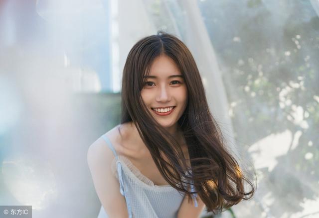 小说：一首《最初的梦想》惊艳华夏，落魄仙子般的歌手寻求合作