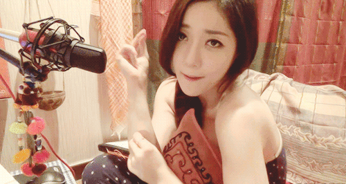 19岁少年，花318万舔到女主播，到底值不值？