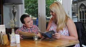 美女主播克洛伊(英国107cm的男子与170cm女友约会，看来身高真不是距离)