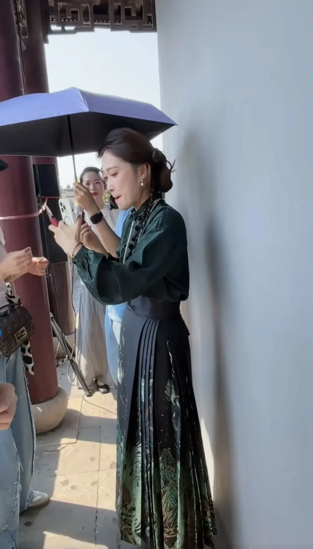 东方yoyo上播前化妆花絮曝光，盘头发化浓妆太显成熟还是素颜好看