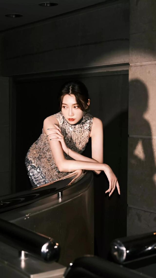 美女主持李斯羽高清壁纸写真，婀娜多姿，仪态万方