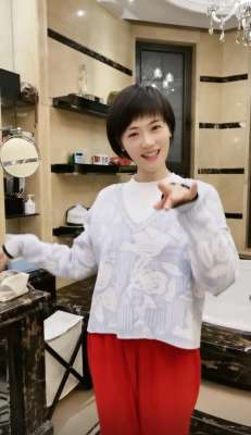 国内美女主播诱惑热舞(央视主持人董丽萍热舞，40岁皮肤白身材纤细，被网友盛赞是中学生)