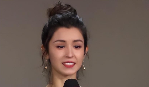 一支舞蹈成名的新疆美女,因“蜡烛门”事件深陷舆论,今出演女主