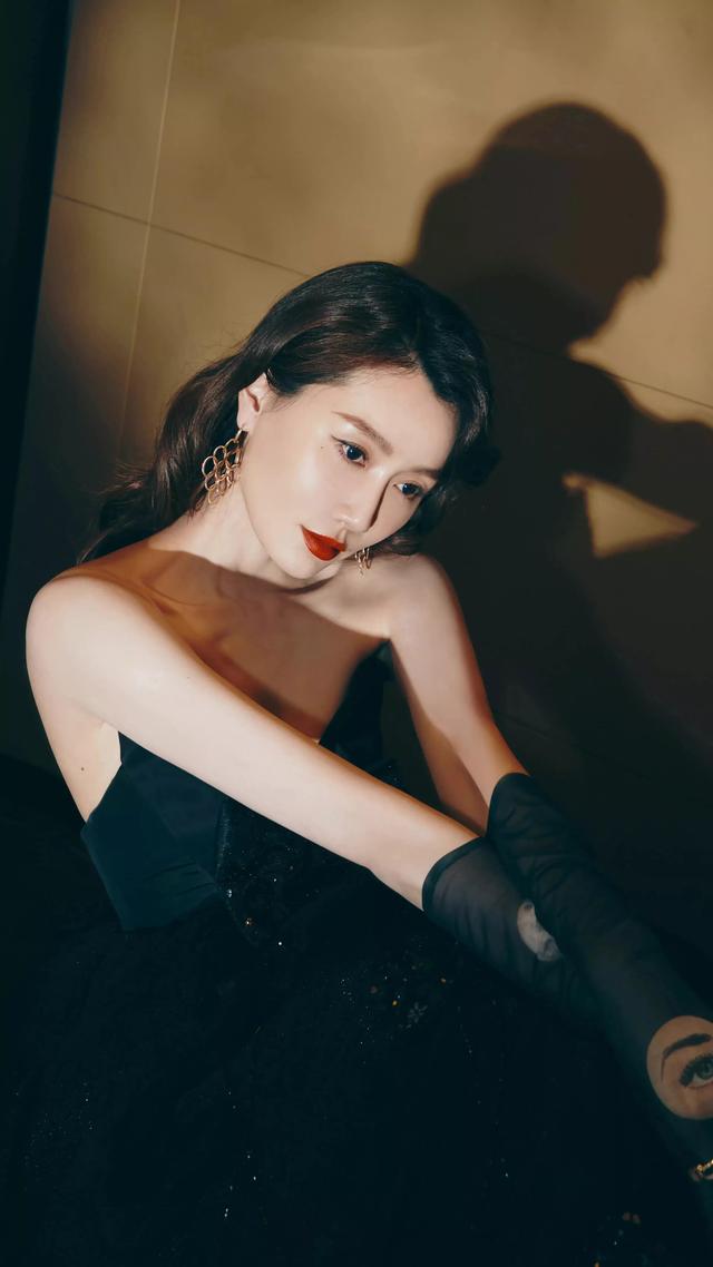 美女主持李斯羽高清壁纸写真，婀娜多姿，仪态万方