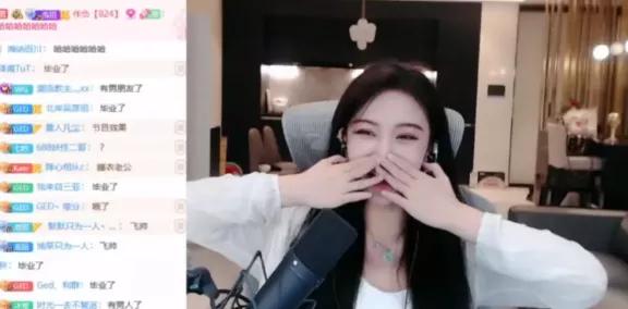 睡衣男子突然在镜头前，女主播调侃是修水管的，随后又改口弟弟？