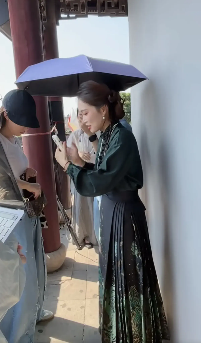 东方yoyo上播前化妆花絮曝光，盘头发化浓妆太显成熟还是素颜好看