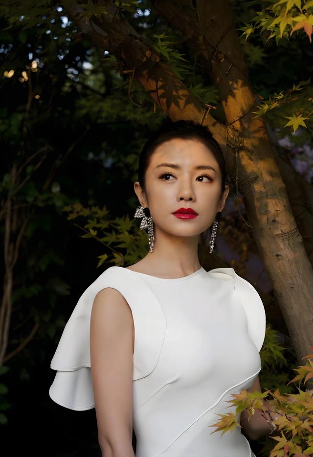 她是浙江台女神级主持人,长相清纯却身材火辣,难怪红的一塌糊涂