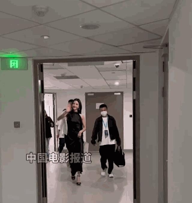 周也“耍大牌”事件愈演愈烈，央媒下场发实锤证据，给她上了一课