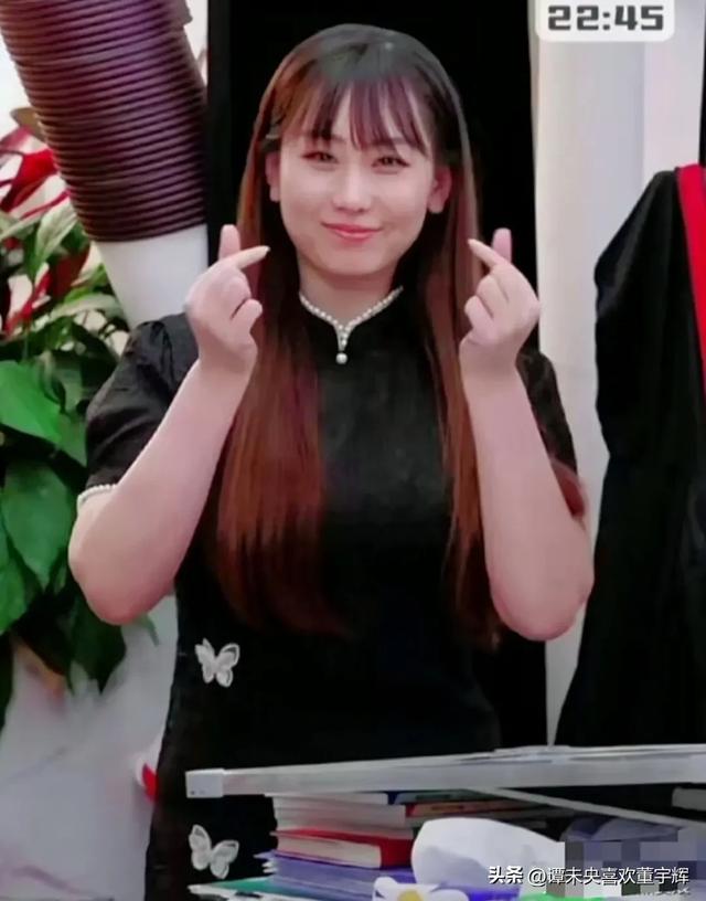 楠楠，一个开朗大气的女孩，在直播间给董宇辉穿衣，场景令人回味