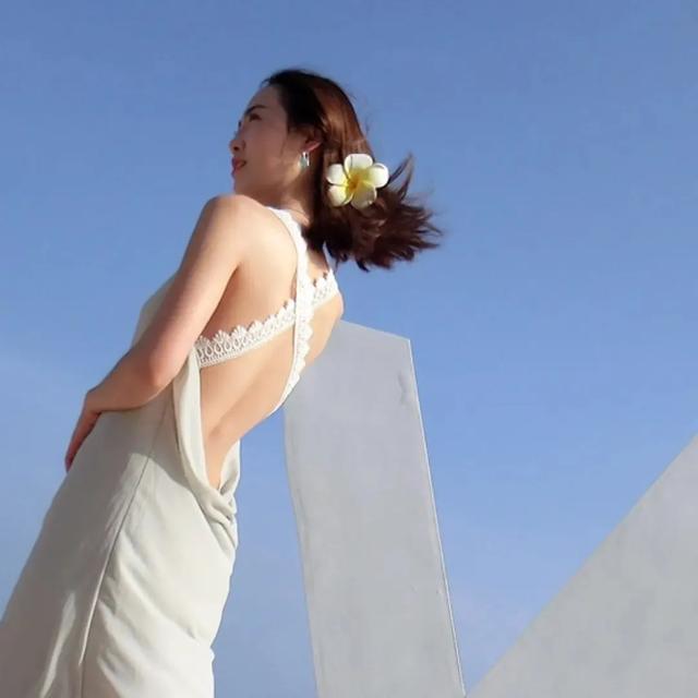 恒大的白珊珊性感蹲蹲舞，网友评论“只能撑3下”