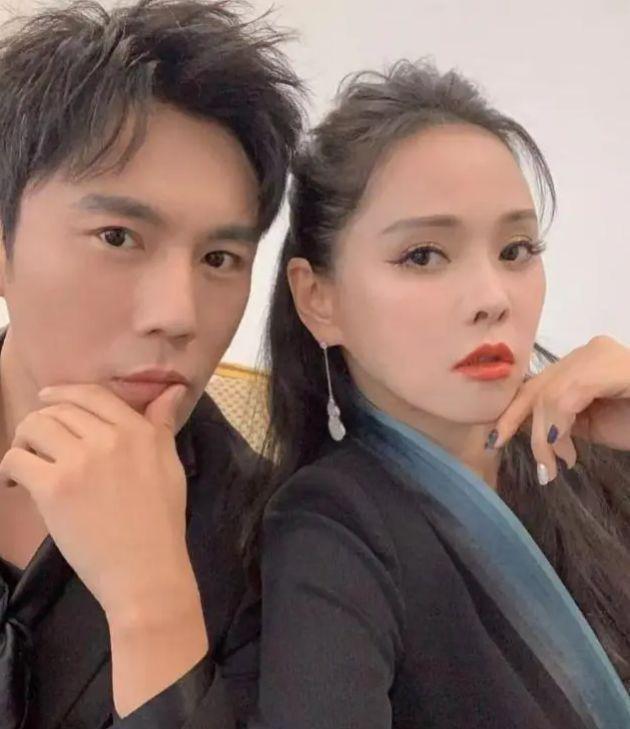 56岁伊能静大冬天穿破洞牛仔裤室外跳舞，状态逆生长太绝美了