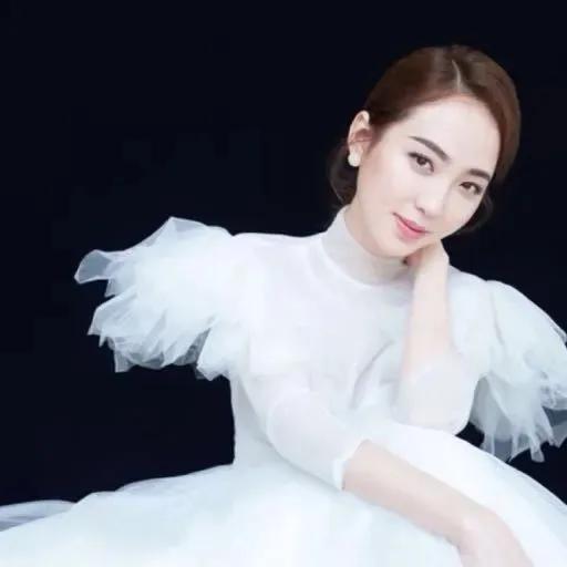 恒大的白珊珊性感蹲蹲舞，网友评论“只能撑3下”