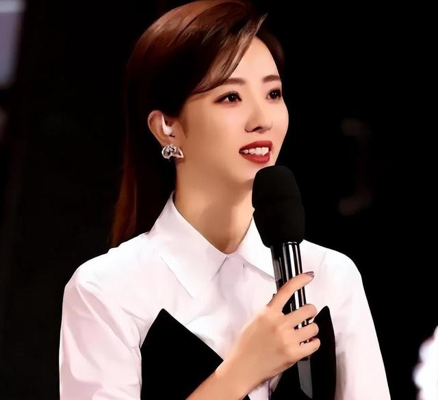 央视美女主持人王端端：嫁同行丈夫表示很幸福，直播落泪遭人质疑
