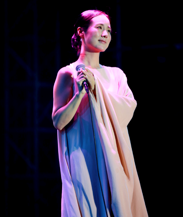 她是知名歌唱家,不惧流言嫁三婚丈夫,三年生一儿一女,如今怎样?