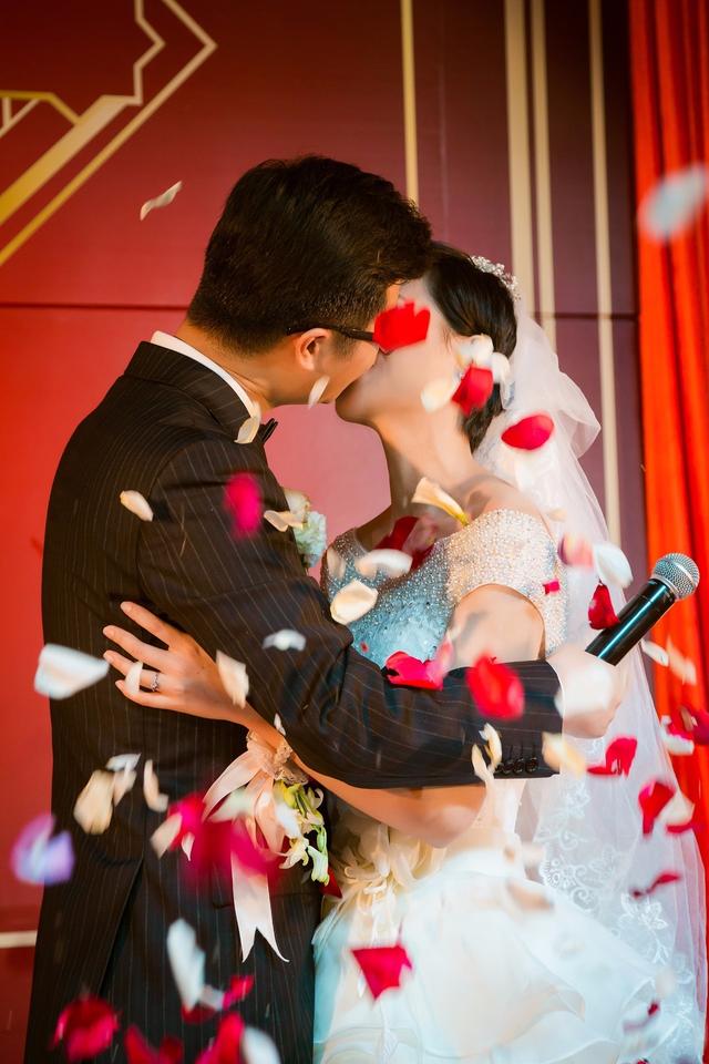 嫁给河北台男主播  湖北台女主播的伴娘团里竟有个男人！