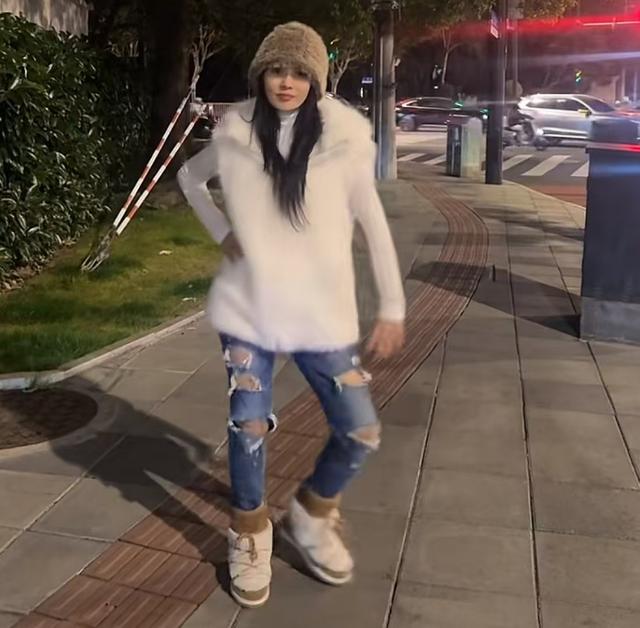 56岁伊能静大冬天穿破洞牛仔裤室外跳舞，状态逆生长太绝美了