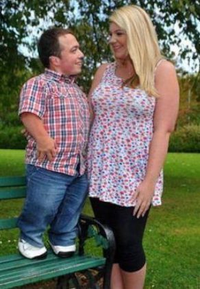 英国107cm的男子与170cm女友约会，看来身高真不是距离