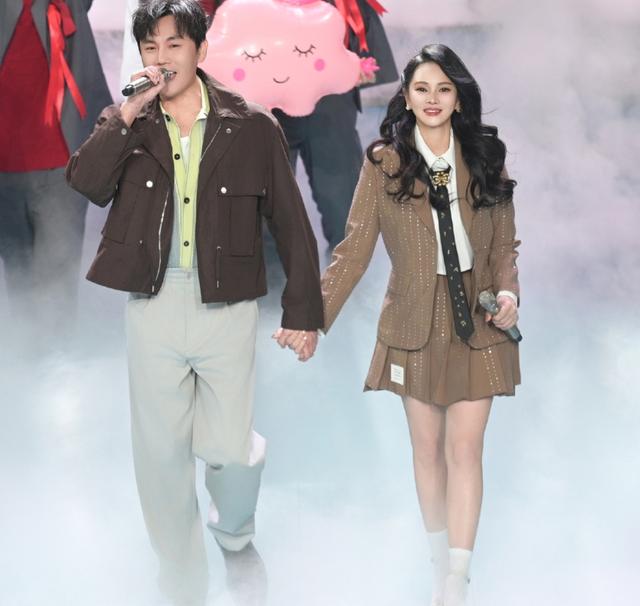 56岁伊能静大冬天穿破洞牛仔裤室外跳舞，状态逆生长太绝美了