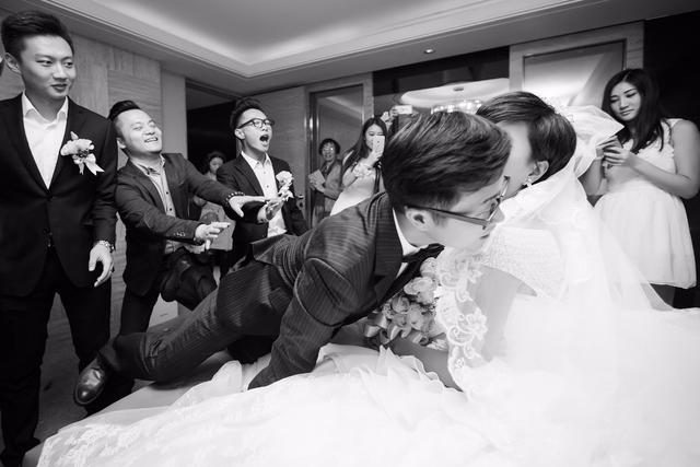 嫁给河北台男主播  湖北台女主播的伴娘团里竟有个男人！