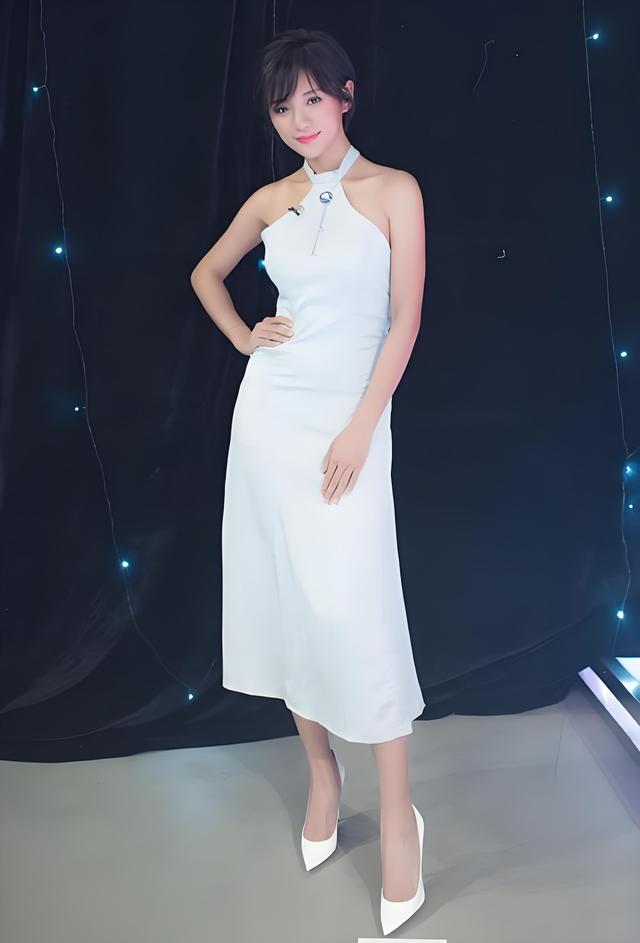 她是浙江台女神级主持人,长相清纯却身材火辣,难怪红的一塌糊涂