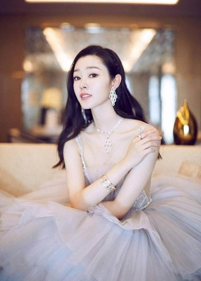 ​宋轶女神风情万种，身穿旗袍娇媚柔情，气质又不失清纯优雅