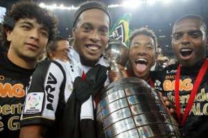 小罗约的女主播(她被称为最性感的体育女主持人，小罗盯着她的胸部看呆)