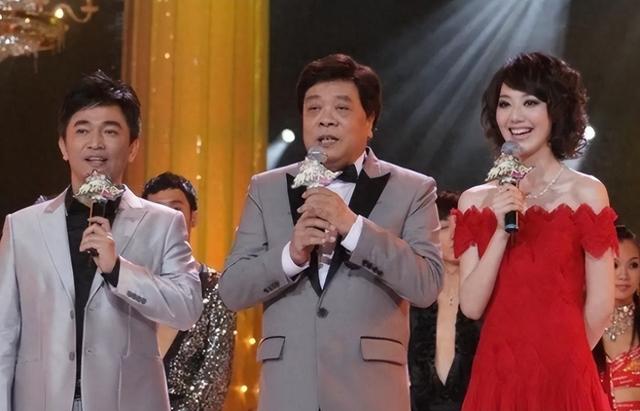 她是央视最美主持,曾跟李咏曹可凡传绯闻,被骂出央视后至今单身