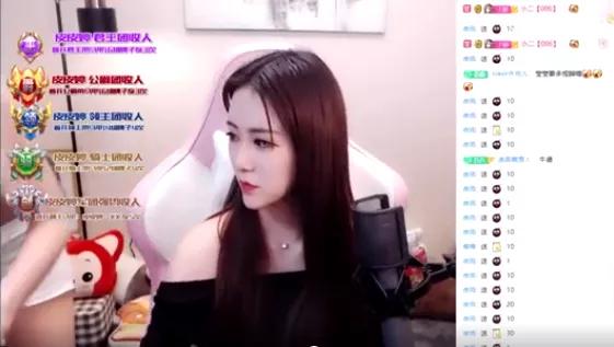 睡衣男子突然在镜头前，女主播调侃是修水管的，随后又改口弟弟？