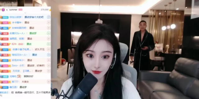 睡衣男子突然在镜头前，女主播调侃是修水管的，随后又改口弟弟？