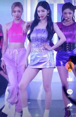 韩国漏点女主播(​韩国女团舞台被指博眼球，表演服走光露打底裤，镜头专盯裙底拍)