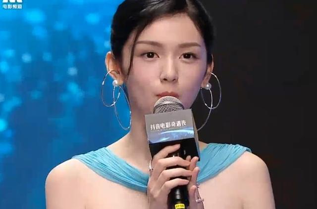 周也“耍大牌”事件愈演愈烈，央媒下场发实锤证据，给她上了一课