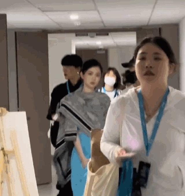 周也“耍大牌”事件愈演愈烈，央媒下场发实锤证据，给她上了一课