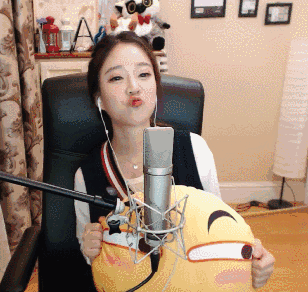 19岁少年，花318万舔到女主播，到底值不值？