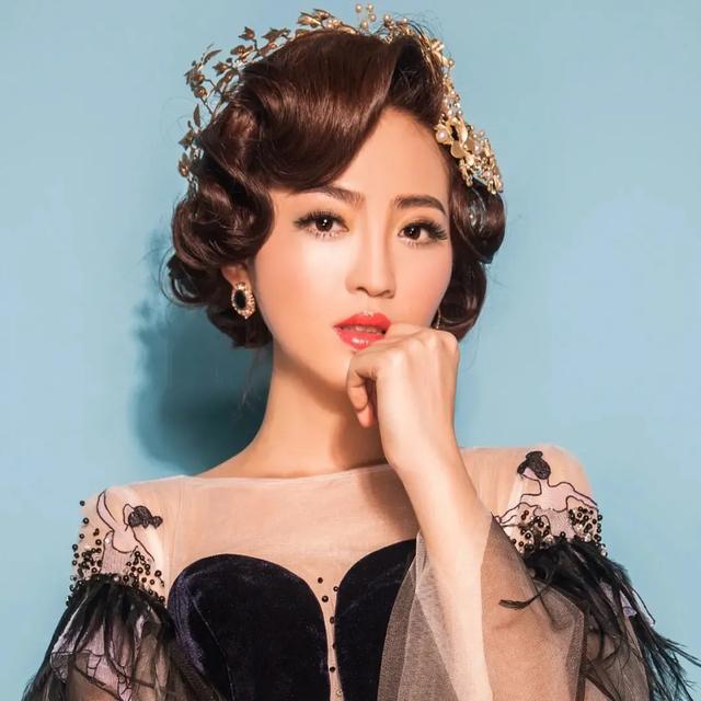 恒大的白珊珊性感蹲蹲舞，网友评论“只能撑3下”