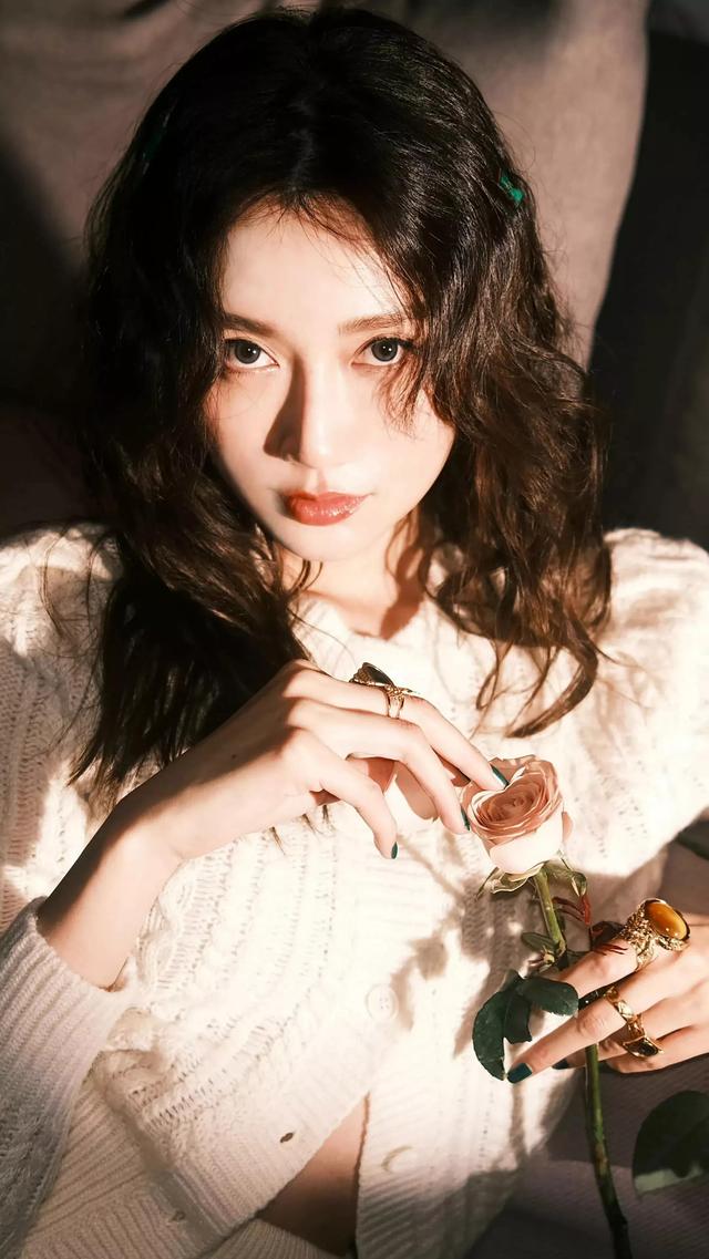 美女主持李斯羽高清壁纸写真，婀娜多姿，仪态万方