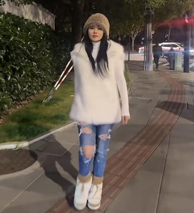 56岁伊能静大冬天穿破洞牛仔裤室外跳舞，状态逆生长太绝美了