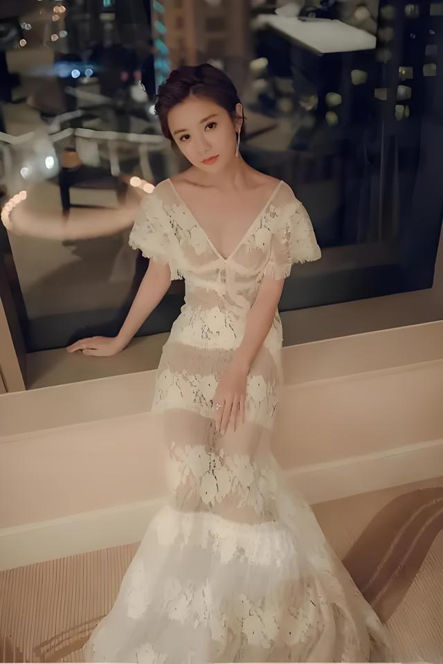 她是浙江台女神级主持人,长相清纯却身材火辣,难怪红的一塌糊涂