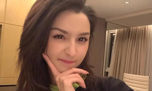 一支舞蹈成名的新疆美女,因“蜡烛门”事件深陷舆论,今出演女主