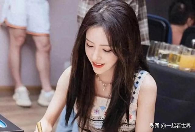 Rita被网友质疑身材不好，晒出照片进行反驳：翘臀36E而已！