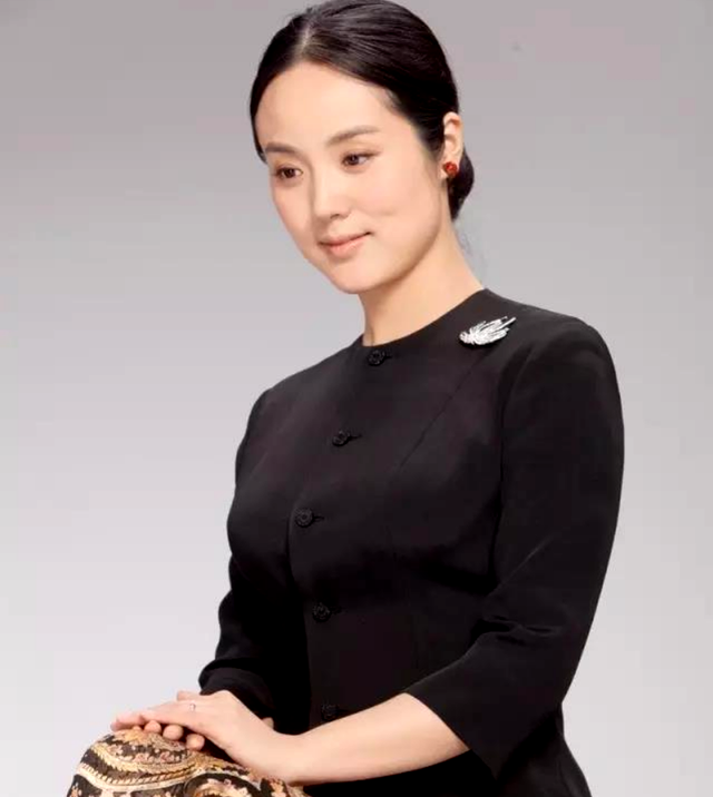 她是知名歌唱家,不惧流言嫁三婚丈夫,三年生一儿一女,如今怎样?